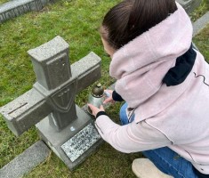 Powiększ zdjęcie Uczniowie 2f/w na grobach poległych żołnierzy