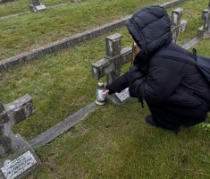 Powiększ zdjęcie Uczniowie 2f/w na grobach poległych żołnierzy