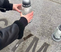 Powiększ zdjęcie Uczniowie 2f/w na grobach poległych żołnierzy