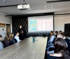 Powiększ zdjęcie Uczniowie zapoznają się ze specyfiką firmy