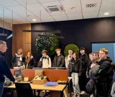 Powiększ zdjęcie Uczniowie poznają pracę spedytora