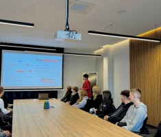 Powiększ zdjęcie Uczniowie poznają specyfikę firmy