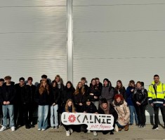 Powiększ zdjęcie Wspólne zdjęcie grupy logistyków wraz z opiekunem