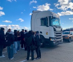 Powiększ zdjęcie Na placu firmy