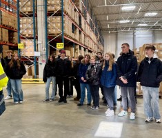 Powiększ zdjęcie Uczniowie podczas zwiedzania magazynu