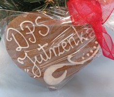 Powiększ zdjęcie Serce z piernika - prezent od mieszkańców i pracowników 