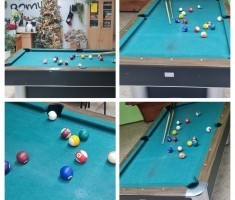 Powiększ zdjęcie Stary stół bilardowy w szkolnej świetlicy