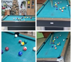 Powiększ zdjęcie Stary stół bilardowy w szkolnej świetlicy