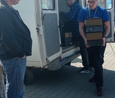Powiększ zdjęcie Castorama - uczeń pomaga przenieść elektrośmieci do specjalnych pojemników 