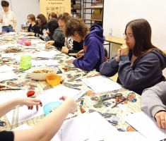 Powiększ zdjęcie Młodzież podczas procesu tworzenia notesu