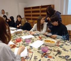 Powiększ zdjęcie Młodzież podczas procesu tworzenia notesu