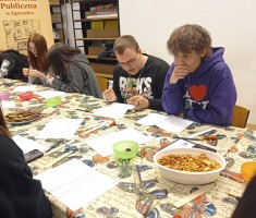 Powiększ zdjęcie Młodzież podczas procesu tworzenia notesu