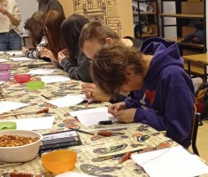 Powiększ zdjęcie Młodzież podczas procesu tworzenia notesu