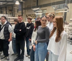 Powiększ zdjęcie Młodzież%20w%20Muzeum%20Ceramiki