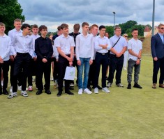 Powiększ zdjęcie Młodzież z wychowawcą na płycie boiska