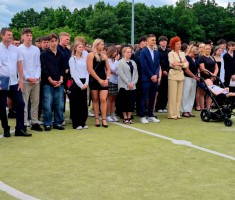 Powiększ zdjęcie Młodzież wraz z wychowawcami na płycie boiska