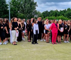 Powiększ zdjęcie Młodzież wraz z wychowawcami na płycie boiska