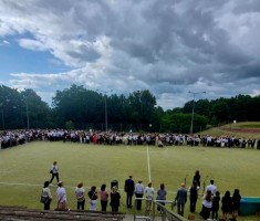 Powiększ zdjęcie Społeczność szkolna podczas apelu