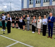 Powiększ zdjęcie Prowadzący apel, dyrektorzy oraz goście