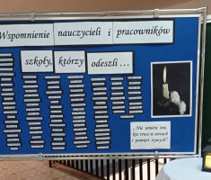 Powiększ zdjęcie Tablica%20upamiętniająca%20zmarłych%20nauczycieli%20i%20pracowników