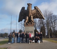 Powiększ zdjęcie Młodzież%20przed%20Pomnikiem%20Orła%20Piastowskiego