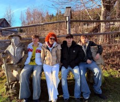 Powiększ zdjęcie Uczniowie wraz z wychowawczynią