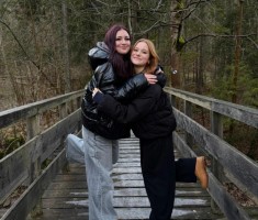 Powiększ zdjęcie Wspólne zdjęcie uczennic na tle przyrody