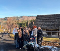 Powiększ zdjęcie Grupowe%20zdjęcie%20uczestników%20i%20opiekunów