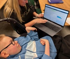 Powiększ zdjęcie Uczeń podczas zajęć