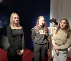 Powiększ zdjęcie Uczniowie podczas oglądania eksponatów na wystawie