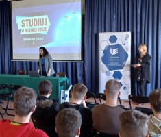 Powiększ zdjęcie Uczniowie najstarszych klas słuchający wykładu