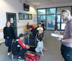 Powiększ zdjęcie Uczniowie podczas udzielania pierwszej pomocy osobom poszkodowanym w wypadku