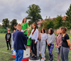 Powiększ zdjęcie Rozpoczyna się dekorowanie medalami Naszej sztafety dziwecząt