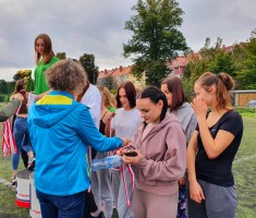 Powiększ zdjęcie Opiekunka sztafety - mgr Jolanta Wdowska wręcza medale dziweczątom