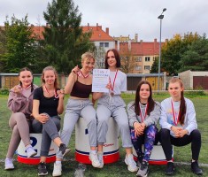 Powiększ zdjęcie Nasze reprezentantki prezentują wywalczone medale i pamiątkowy dyplom