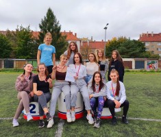 Powiększ zdjęcie Cały skład reprezentantek szkoły - biegające w sztafecie i rezerwowe