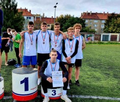 Powiększ zdjęcie Sztafeta męska w pełnej krasie z wywalczonymi medalami i pamiątkowym dyplomem