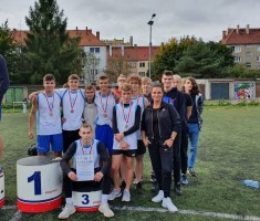 Powiększ zdjęcie Pełna sztafeta męska - startujący, rezerwowi z opiekunka - mgr Justyną Sokołowską