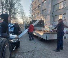 Powiększ zdjęcie Uczniowie podczas rozładunku materiałów budowlanych przekazanych przez firmę POROMER