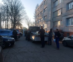 Powiększ zdjęcie Uczniowie podczas rozładunku materiałów budowlanych przekazanych przez firmę POROMER