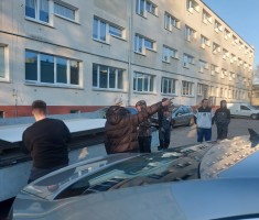 Powiększ zdjęcie Uczniowie podczas rozładunku materiałów budowlanych przekazanych przez firmę POROMER