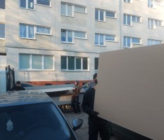 Powiększ zdjęcie Uczniowie podczas rozładunku materiałów budowlanych przekazanych przez firmę POROMER