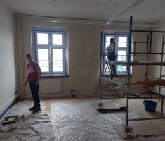 Powiększ zdjęcie Uczniowie podczas prac remontowych