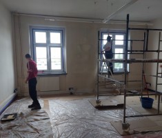 Powiększ zdjęcie Uczniowie podczas prac remontowych