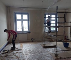 Powiększ zdjęcie Uczniowie podczas prac remontowych