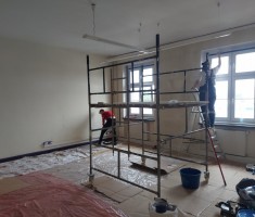 Powiększ zdjęcie Uczniowie podczas prac remontowych