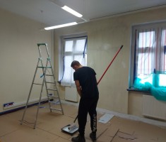 Powiększ zdjęcie Uczeń podczas malowania ścian