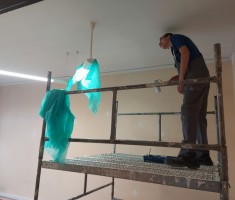 Powiększ zdjęcie Uczeń podczas malowania sufitu