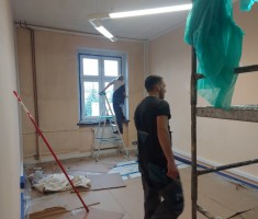 Powiększ zdjęcie Uczniowie podczas prac remontowych