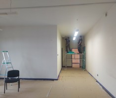 Powiększ zdjęcie Uczniowie podczas malowania sufitu